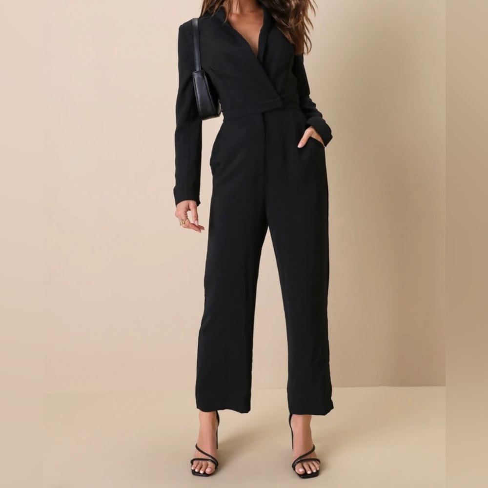 Light weight jumpsuit. Nice size pockets, elastic waist, Low V front